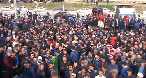 Участники стачки дальнобойщиков в Дагестане. Скриншот из видео на канале "Кавказского узла" в YouTube