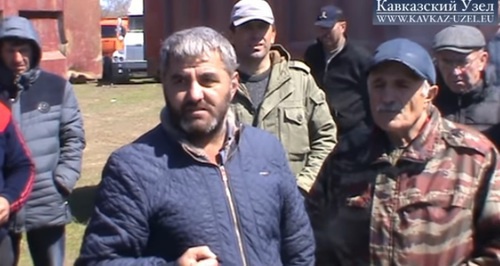 Участники акции протеста дальнобойщиков в Дагестане. Скриншот с видео "Кавказского узла"  https://www.youtube.com/watch?v=-gQJixhYYSg