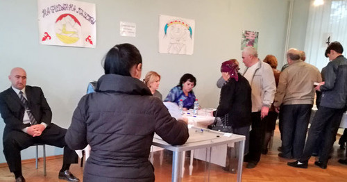 Избиратель голосует на участке №75 в консульстве. Владикавказ, 9 апреля 2017 г. Фото Эммы Марзоевой для "Кавказского узла"