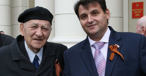 Олег Михеев (справа) на встрече с ветеранами 9 мая. Фото http://www.oleg-mikheev.ru