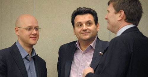 Олег Михеев (в центре) с депутатами Госдумы. Фото http://www.oleg-mikheev.ru