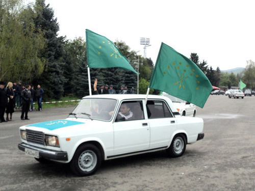 Автопробег, приуроченный ко Дню черкесского флага. Нальчик, 25 апреля 2013 г. Фото Луизы Оразаевой для "Кавказского узла"