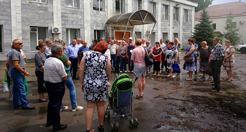 Участники пикета собрались возле офиса Кингкоула. Фото корреспондента "Кавказского узал"