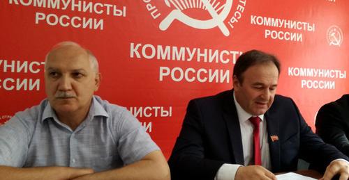 Руслан Хугаев (справа) и Виталий Дедегкаев во время пресс-конференции. Фото Эммы Марзоевой для "Кавказского узла"