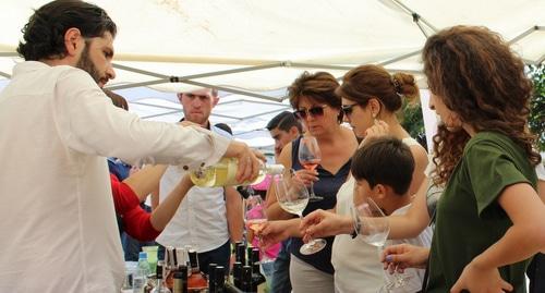 Гости дегустируют вино на четвертом фестивале вина в Нагорном Карабахе. 16 сентября 2017 года. Фото Алвард Григорян для "Кавказского узла".