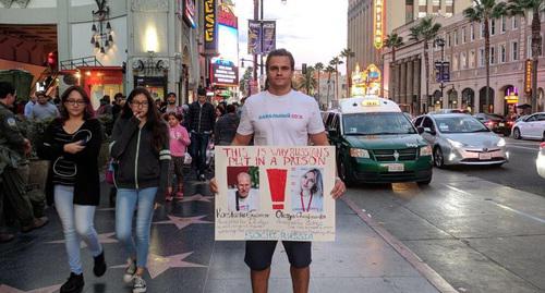 Житель Сочи Артур Волков-Минуллин в ходе одиночного пикета в Лос-Анджелесе. Фото Дарьи Черкасской.