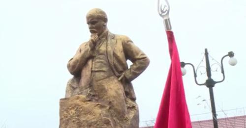 Памятник Ленину возвращен на постамент в Беслане. 7 ноября 2017 г. Кадр из видео http://alaniatv.ru/vesti/?id=26445