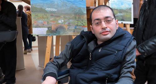 Эрик Погосян, пациент Реабилитационного центра в Степанакерте, представил на выставке свои 10 работ, выполненные в художественном классе при учреждении. Фото Алвард Григорян для "Кавказского узла"