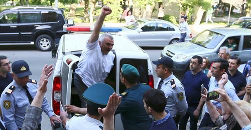 Афган Мухтарлы возле суда в Баку. 31 мая 2017 г. Фото: REUTERS/Aziz Karimov