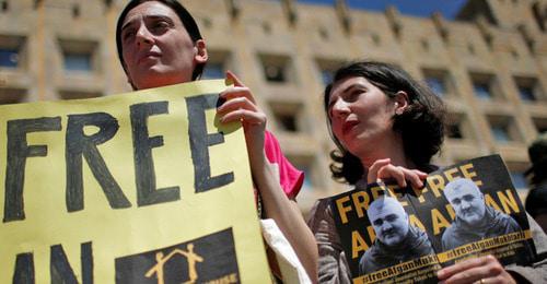 Участники акции в поддержку Афгана Мухтарлы держат плакаты с его портретом. Тбилиси, май 2017 г. Фото: REUTERS/David Mdzinarishvili