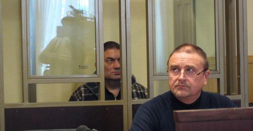 Бадрудди Даудов (слева) и его адвокат Александр Гуров в зале суда. Фото Константина Волгина для "Кавказского узла"