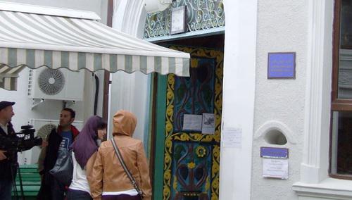Женщины у входа в мечеть в Батуми.  Сентябрь 2013 года. Фото Эдиты Бадасян для "Кавказского узла"