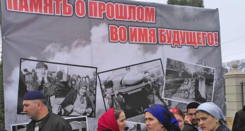 Плакат с фотографиями о реабилитации репрессированных народов. Фото: Timur Aklyev (RFE/RL)
