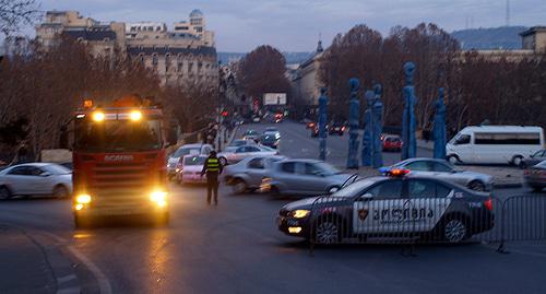 Автомобиль полиции на улице Тбилиси. Фото Беслана Кмузова для "Кавказского узхла"