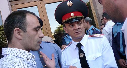 Заместитель главы полиции Еревана Валерий Осипян (справа). Фото Армине Мартиросян для "Кавказского узла"