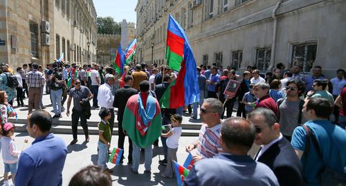 Участники шествия на улицах Баку во время празднования Дня Республики. 28 мая 2018 г. Фото Азиза Каримова для "Кавказского узла"