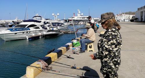 Рыбаки в морском порту Сочи. Фото Светланы Кравченко для "Кавказского узла".