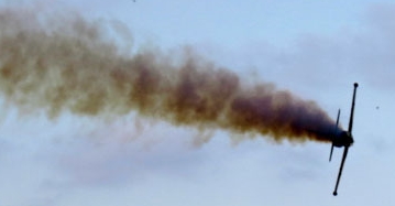 Самолет выполняет пилотажные фигуры, выпуская шлейф дыма на Artsakh Air Fest-2018 в Степанакерте, 17 июня 2018 год. Фото Альберт Восканян для "Кавказского узла".