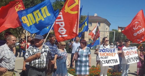 Активисты КПРФ и ЛДПР на митинге в Астрахани, 23 июня 2018 год. Фото: пресс-служба Астраханского регионального отделения ЛДПР, https://www.facebook.com/ldprastrakhan/photos/ms.c.eJxFjtsNxEAIAzs6gWHB9N9YdJAlv6PxQ~_lMLSSEhcqfDnA~;DoTaBZrMcyoXCP8R03gBayJhC6INcDt0OuoCeBsiF9gYZw2VBlwD7BXUrrCNwnb0MfA7ZnPMH6wOMNE~-.bps.a.1848718892089335.1073741852.1552388381722389/1848718945422663/?type=3&theater
