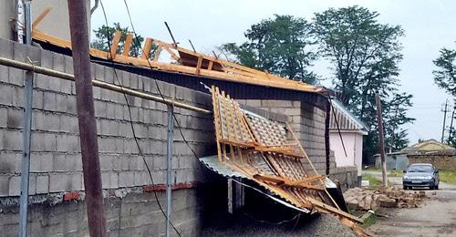 Крыша постройки, поврежденная ураганом. КБР, 13 июля 2018 г. Фото Людмилы Маратовой для "Кавказского узла"