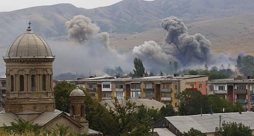 После российской бомбардировки в Гори 9 августа 2008 года. Фото: REUTERS / Глеб Гаранич