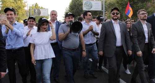 Никол Пашинян (в центре) в ходе шествия в Ереване. Ереван, 17 августа 2018 года. Фото Тиграна Петросяна для "Кавказского узла".