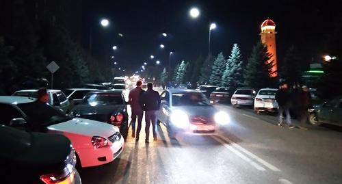 Автомобили участников акции протеста в Магасе, припаркованные на обочине. Фото Умар Йовлой для "Кавказского узла".