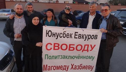Родные и близкие Хазбиева с плакатом у суда. Фото Умара Йовлоя для "Кавказского узла"