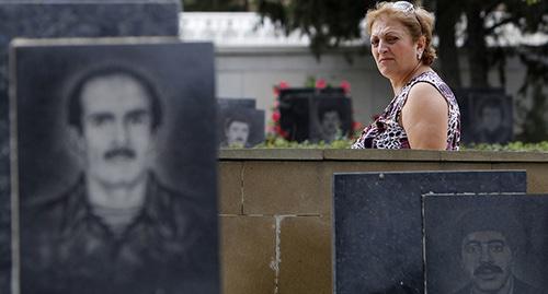 Женщина на кладбище, где похоронены участники карабахского конфликта. Баку. Фото: REUTERS/David Mdzinarishvili