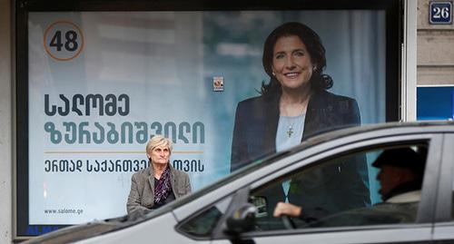 Предвыборный плакат с портретом  Саломе Зурабишвили на улицах Тбилиси. Октябрь 2018 г. Фото:  REUTERS/David Mdzinarishvili