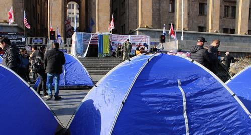 Сторонники Саралидзе поставили палатки у здания парламента в Тбилиси. Фото Инны Кукуджановой для "Кавказского узла".