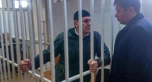 Оюб Титиев беседует с адвокатом. Фото предоставлено ПЦ "Мемориал"