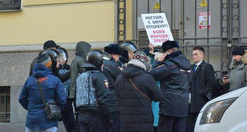 Пикет в поддержку ингушей завершился задержанием двух петербуржцев. Фото: Динар Идрисов для "Кавказского узла"