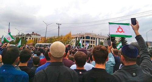 Митинг перед Парламентом Ингушетии 04.10.2018. Фото Умара Йовлоя для "Кавказского узла"