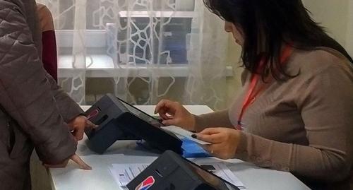 Сканирование отпечатков пальцев на избирательном участке в Армении. Ереван, 9 декабря 2018 года. Фото Григория Шведова для "Кавказского узла"
