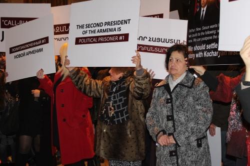 Участники акции с плакатами в поддержку Роберта Кочаряна. Фото Армине Мартиросян для "Кавказского узла".