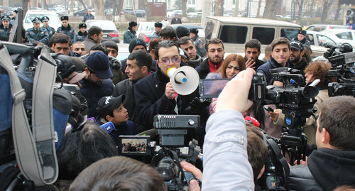 Акция протеста у здания генпрокуратуры в Ереване. Фото Тиграна Петросяна для "Кавказского узла"