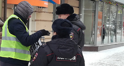 Участник пикета общается с сотрудниками полиции. Волгоград, 31 декабря 2018 г. Фото Татьяны Филимоновой для "Кавказского узла"