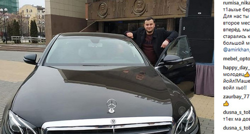 Амирхан Умаев около автомобиля Mercedes. Фото со страницы Амирхана Умаева в Instagram https://www.instagram.com/p/BsLG9hmHOUG/