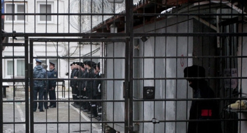 Заключенные и охранники  в колонии. Фото: Елена Синеок, "Юга.ру".