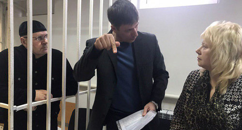 Оюб Титиев и его защитники на заседании суда. Фото Патимат Махмудовой для "Кавказского узла"