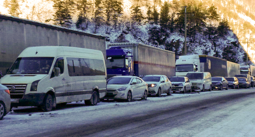Очередь из ожидающих  машин на  российско-грузинской границе. Фото Эммы Марзоевой для "Кавказского узла"
