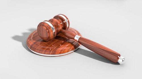 Судейский молоток. Фото https://pixabay.com/ru/молоток-аукцион-закон-символ-судья-2492011/