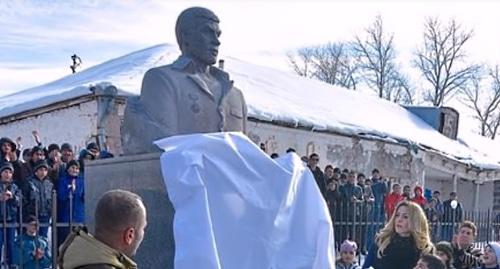 Памятник Михаилу Авагяну. Фото:и скриншот видео Youtube, https://www.youtube.com/watch?v=x27kIBLpZyo