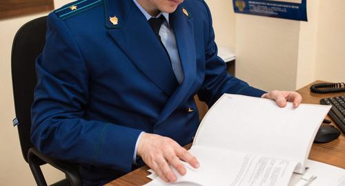 Сотрудник прокуратуры. © Фото Елены Синеок, Юга.ру