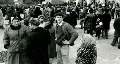 На центральной площади Сумгаита в дни погромов. Февраль 1988 года. Архивное фото из фондов Музея-Института Геноцида армян с сайта http://karabakhrecords.info