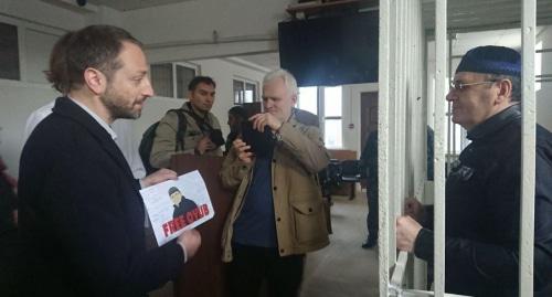 В руках у Ильи Нузова из FIDH комикс со словами поддержки Титиева от коллег. Фото Расула Магомедова для "Кавказского узла".
