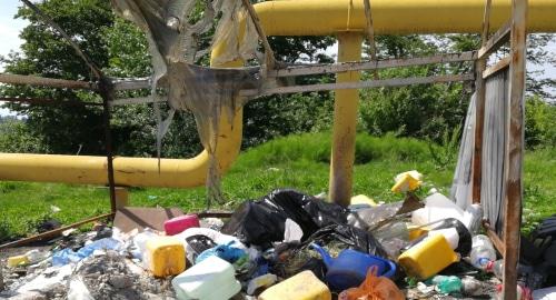 Заваленный мусором газопровод в селе Высокое. Фото Светланы Кравченко для "Кавказского узла".