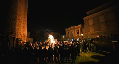 По традиции праздник начинается с костра. Баку, 20 марта 2019 г. Фото Азиза Каримова для "Кавказского узла"