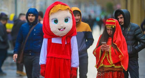 Традиционные персонажи праздника – Маша и Бахар Гызы. Баку. 20 марта 2019 г. Фото Азиза Каримова для "Кавказского узла"